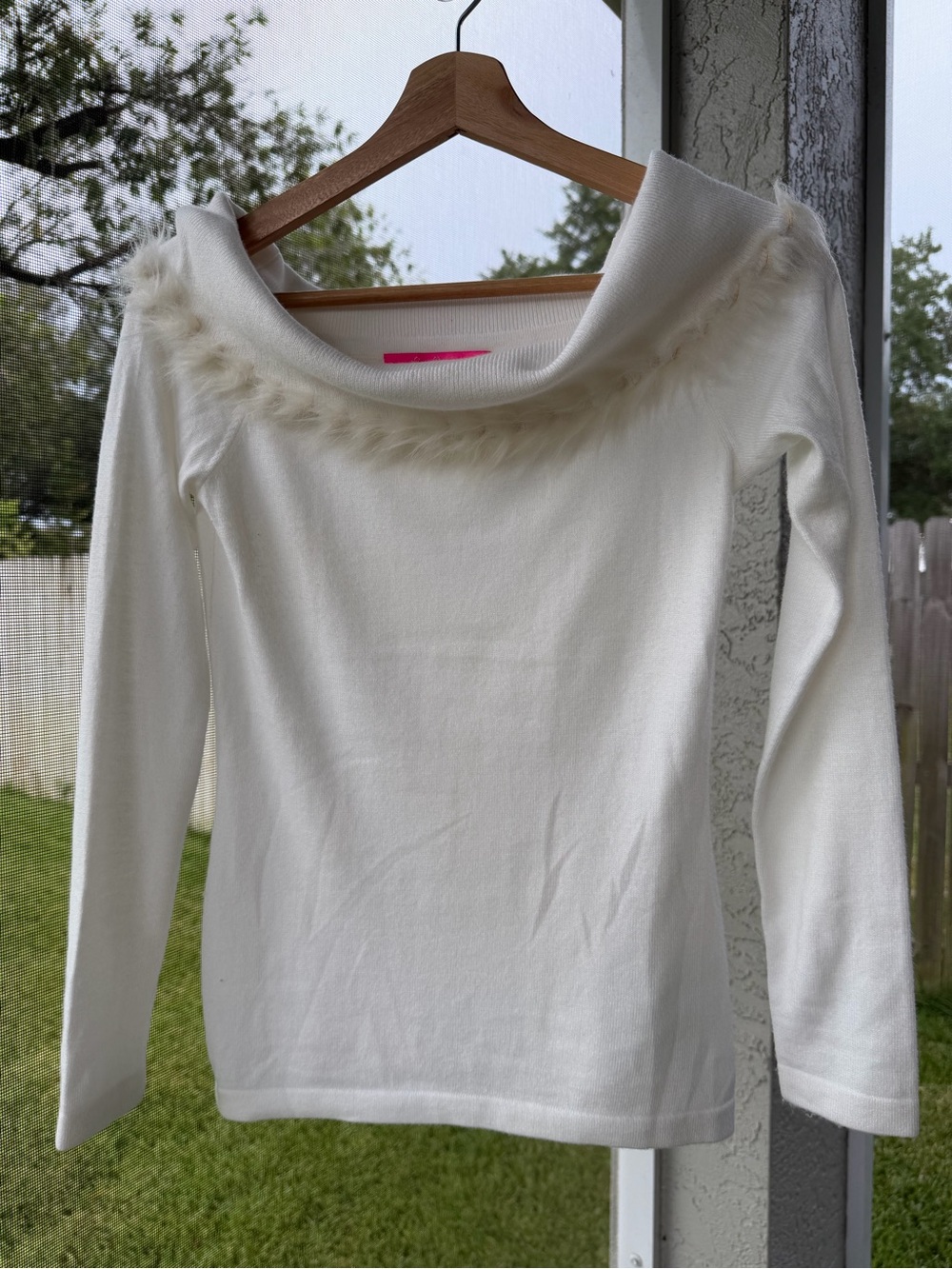 Lilly Pulitzer Alira Off Shoulder Faux Fur Sweater XS Ivory Cashmere - Picture 5 of 12